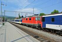 Kantonales Jugendturnfest Basel 2015: F�r die R�ckreise verkehrte ein SBB Extrazug Laufen-Basel-Olten; der Zug bestand aus zwei EWI/II KlB S-Bahn HVZ Pendel welche sonst �bers Wochenende in Basel im Stillager stehen; In der Mitte war die Re 4/4 II 11194 eingereiht; rechts ist der BDt EWII 50 85 82-33 921-6, Laufen, 07.06.2015.