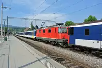 Kantonales Jugendturnfest Basel 2015: F�r die R�ckreise verkehrte ein SBB Extrazug Laufen-Basel-Olten; der Zug bestand aus zwei EWI/II KlB S-Bahn HVZ Pendel welche sonst �bers Wochenende in Basel im Stillager stehen; In der Mitte war die Re 4/4 II 11194 eingereiht; rechts ist der BDt EWII 50 85 82-33 921-6, Laufen, 07.06.2015.