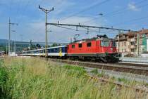 Kantonales Jugendturnfest Basel 2015: F�r die R�ckreise verkehrte ein SBB Extrazug Laufen-Basel-Olten; der Zug bestand aus zwei EWI/II KlB S-Bahn HVZ Pendel welche sonst �bers Wochenende in Basel im Stillager stehen; Eigentlich w�re der Pendel bis Del�mont gefahren, wegen einer St�rung wendete er jedoch bereits in Laufen, so erreichte er meinen Fotopunkt gar nicht; deswegen gab es nur ein Bahnhofsbild in Laufen; Re 4/4 II 11301, 3 B EWI, AB EWII, BDt EWII (921-6), Re 4/4 II 11194, 3 B EWI, AB EWII, BDt EWI (985-1), 07.06.2015.