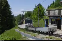 Die MVR Bhe 4/8 305 und 301 durchfahren am 6. Juni 2015 die Station Crêt-d'y-Bau auf dem Weg auf die Rochers de Naye.