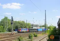 421 388-0 von SBB Cargo und 185 569-1 von MRCE kommen mit einem  langen Containerzug aus Gallarate(I) nach Antwerpen-Oorderen(B) und fährt in Aachen-West ein. Aufgenommen vom Bahnsteig in Aachen-West. 
Bei schönem Sonnenschein am Nachmittag vom 6.6.2015.