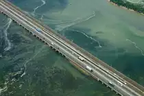 Anflug auf Venedig am 5 Juni 2015. Blick zum Fenster links raus. Die Züge und Busse fahren über die Ponte della Liberta.