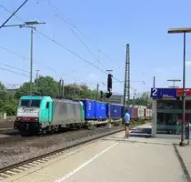 186 123 von Railtraxx kommt aus Richtung Montzen/Belgien mit einem einem langen KLV-Containerzug aus Genk-Goederen(B) nach Frankfurt-Höchstadt am Main(D) und fährt in Aachen-West ein. 
Aufgenommen vom Bahnsteig in Aachen-West. 
Bei schöem Sonnenschein am Nachmittag vom 6.6.2015.