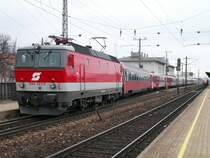 1044 123-6 bespannt IC 543 nach Salzburg, hier in Wien H�tteldorf, auf Gleis 3 S50 nach Wien West sichtbar, 16.2.2007