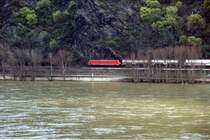 Eine 189 bringt ihren Tankzug richtung K�ln. Aufgenommen vom Haltepunkt Boppard Hirzenach im Sommer 2006.