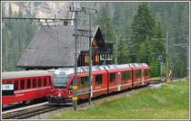 R1441 und R1444 mit ABe 8/12 3511 kreuzen in Litzirüti. (09.06.20159