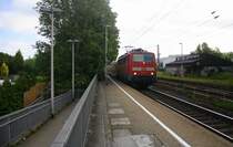 111 127-7 DB kommt die Kohlscheider-Rampe hoch aus Richtung Neuss,Herzogenrath mit einem RE4 aus Dortmund-Hbf-Aachen-Hbf und fährt durch Kohlscheid in Richtung Richterich,Laurensberg,Aachen-West. 
Bei Sonne und Wolken am 8.6.2015.