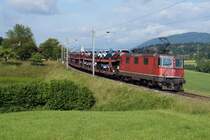SBB: Ein FAK-Autozug für das Autocenter Emil Frey AG in Safenwil mit der Re 4/4 II 11369 bei Walterswil-Striegel am 2. Juni 2015.
Foto: Walter Ruetsch 