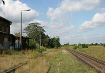 Sonderlich einladend kommt er nicht daher, der Haltepunkt Hmerten auf der alten  Lehrter Bahn  Berlin–Hannover. Seit Inbetriebnahme der am rechten Bildrand an den Betonoberleitungsmasten erkennbaren Schnellfahrstrecke fahren hier nur noch wenige Nahverkehrs- und diesellokbespannte Gterzge.