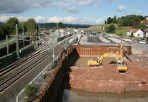 Der umgebaute Bahnhof Neuhof (Kr Fulda) am 22.09.2012: in Bildmitte die beiden neuen Gleise mit Richtungsbahnsteig Frankfurt–Fulda, hinten links der alte Bahnhof, der weiterhin fr haltende Reisezge der Fahrtrichtung Fulda–Frankfurt, den rtlichen Gterverkehr und bedarfsweise berholungen genutzt wird.