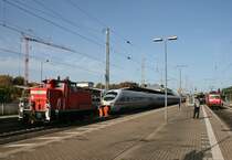 Weit gekommen ist er am 19.10.2012 nicht: Fr ICE 1189 (Hamburg-Altona–Mnchen Hbf) war aufgrund eines Triebzugschadens bereits in Lneburg Endstation. Whrend sich 363 215 vor den Havaristen setzt, um ihn aus dem durchgehenden Hauptgleis in den Gterbahnhof zu ziehen, quetschen sich die Reisenden in den rechts stehenden IC 1981 (Flensburg–Mnchen Hbf).