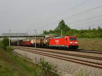 Die 185 307 mit einem Güterzug am 28.04.2011 unterwegs bei Hebertshausen.