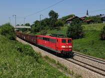 Die 151 035 mit einem Güterzug am 05.06.2015 unterwegs bei Straß.
