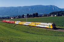 BLS/RM: Doppeltraktion RBDe 566 zwischen Solothurn und Biberist in Richtug Burgdorf unterwegs im Juni 2008. An der Sptitze des Zuges ist der Pendelzug mit dem Werbeanstrich für die Berghilfe, bestehend aus RBDe 566 241, B 562 (ex VHB) und dem ABt 941 eingereiht.
Foto: Walter Ruetsch