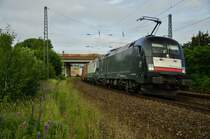 ES 64 U2-064 (182 564) von MRCE und 193 224-3 von ELL ziehen gemeinsam einen Containerzug in Richtung Norden abgelichtet am 10.06.15 bei Götzenhof/Fulda.