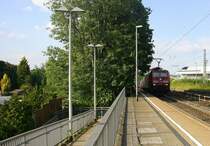 189 059-9 DB kommt die Kohlscheider-Rampe hoch aus Richtung Neuss,Herzogenrath mit einem schweren Coilzug aus Bremen(D) nach Kinkempois(B) und fährt durch Kohlscheid in Richtung Richterich,Laurensberg,Aachen-West. 
In der Abendsonne vom 9.6.2015.