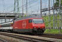 Re 460 027-6 durchfährt den Bahnhof Muttenz. Die Aufnahme stammt vom 23.05.2015.