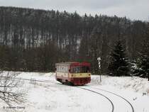 An einem grauen Wintertag fährt  Brotbüchse  810 129 von Moldava (Moldau im Erzgebirge) nach Most (Brüx) - 09.02.2007
