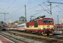 371 001 mit ihrem EuroCity bei Ausfahrt aus Dresden Hbf nach Praha (Prag). Zwischen der CD-Lok und den CD-Wagen l�uft ein DB-Wagen; im Hintergrund wartet bereits 371 004 auf den n�chsten EC in zwei Stunden, beide 371er in unterschiedlicher Farbgebung - 07.02.2007
