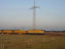 Ein U-Boot (229 147-4) von DB Netz Instandsetzung rollt am 16.2.07 durch die Obstplantagen in Drakenburg an der KBS 380.