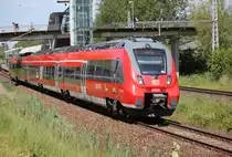 442 858-7 als S2(Warnem�nde-G�strow)bei der Ausfahrt im Haltepunkt Rostock-Marienehe.12.06.2015