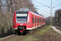 425 063/563 ist bei Sonnigem Wetter auf der Rhein-Niers-Bahn im Einsatz. Hier bei der Einfahrt von H�ckelhoven-Baal, 16.02.2007