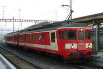 Triebwagen BDe 4/4 577 101-9 mit Steuerwagen Bt 50 47 29-03 921-5 im Bahnhof von Porrentruy am 02.02.2007