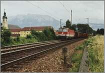 Die Innsbrucker 1144 206 bef�rdert einen G�terzug vom Bahnhof Brenner nach M�nchen das Kloster Reisach. Im Hintergrund erhebt sich das Kaisergebirge. Aufgenommen im Sommer 2005.