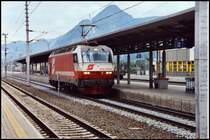 1822 004 f�hrt im Sommer 2005 als Lokzug nach Innsbruck durch den Bahnhof Jenbach. 