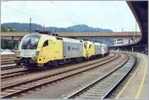 Nachdem ES64U2 034 und ES64U2 001 als Lokzug vom Brenner zur�ckgekommen sind, haben sie sich vor die 139 133 gesetzt. Aufgenommen im Sommer 2005 in Kufstein.