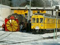 Dampfschneeschleuder Xrot 9213 und Berninatriebwagen ABe 4/4 Nr.34 am 17.02.07 in Pontresina