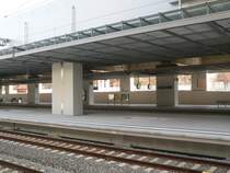 Der ungenutzte Fernbahnsteig (f�r die Dresdener Bahn) - graue Tristesse. 17.2.2007