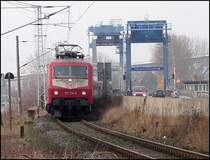 120 154-0 hat mit NZ 1449 gerade die Ziegelgrabenbr�cke �berquert. Weiter geht es nach Binz auf der Insel R�gen. (am 17.02.07)