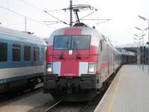 1116 264-1 Rotes Kreuz Werbetaurus bespannt den EC 68 nach M�nchen, hier in Wien-West, 17.2.2007