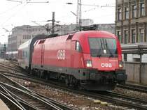 Wieselzug bespannt mit 1016 016-6 bei der Ausfahrt aus Wien-West am 17.2.2006, man beachte die ehemalige Beschriftung, die unter dem �BB Logo noch sichtbar ist