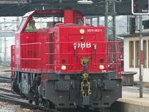 sieht schon etwas m�de aus der Lokf�hrer, 2070 062-1 wartet auf den n�chsten Verschubeinsatz in Wien-West, 17.2.2007