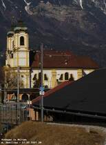 Der erste Trenner auf der Stubaier Strecke, im Hintergrunde die Wiltener Basilika von der gro�en Hand des Franz de Paula Penz. Der scharfe Beobachter erkennt die Speiseleitung des Remisenvorplatzes der Tiroler Museumsbahnen, die heute die fr�here Remise der Stubaitalbahn bewohnen. 17. Feber 2007 kHds