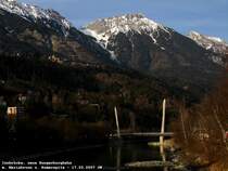 Die Schr�gseilbr�cke der Neuen Hungerburgbahn in Innsbruck, die das Kongre�haus mit der Hungerburg, einem eiszeitlichen Plateau im Norden der Stadt, verbinden wird. Die Bezeichnung  Neue...  ist deshalb sinnvoll, weil die klassische Hungerburgbahn eine v�llig andere Trasse hatte (sie ist mittlerweile abgebaut). 17. Feber 2007, das Tragwerk der Br�cke h�ngt bereits und ist schon mit Aufbauten versehen. kHds