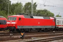 Wie frisch aus dem Ei gepellt zeigte sich 120 127-6 mit IC 2239 von Warnem�nde nach Leipzig Hbf im Rostocker Hbf.19.06.2015