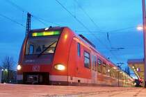 423 038/538 steht kurz vor entg�ltigem Sonnenuntergang im bahnhof D�ren und wartet auf die Abfahrt nach AU(Sieg). 16.02.2007