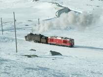 Berninabahn,Der  Räumzug  mit Xrot 9213 und Gem Nr.801 am 17.02.07.Hinten erkennt man noch die Staumauer vom Lago Bianco