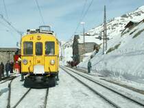 Die traditionellen gelben Berninatriebwagen ABe 4/4 Nr.34 u.30 auch  Kessler Zwillinge  genannt,am 17.02.07 in der Station Ospizio-Bernina(2256 m.�.M.)