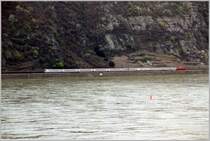 Ein InterCity f�hrt im Sommer 2006 bei Boppard-Hirzenach richtung S�den. 