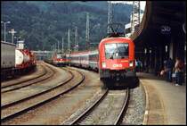 Auf Gleis 3 f�hrt ein �BB EuroCity 162  Transalpin  auf der Fahrt von Wien West nach Basel. Bespannt mit der 1016 039.