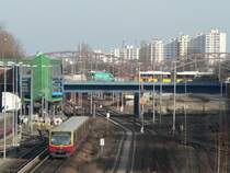 Eine Ringbahn f�hrt, von Tempelhof kommend, gerade in den S-Bhf. Hermannstra�e ein. 17.2.2007