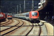 1016 049 f�hrt mit dem EC89 Leonardo da Vinci auf Gleis 3 des Bahnhofs Kufstein ein. Links im Bild warten zwei 1144er auf die Ausfahrt. Aufgenommen im Sommer 2005.