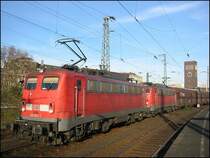 140 854 (vorne) und 140 855 (hinten) stehen am 15.12.2006 mit ihrem G�terzug in D�sseldorf Hbf.