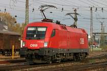 F�hrerstandswechsel des Lokf�hrers auf der 1116 034. Bei diesem Man�ver sind beide Stomabnehmer angelegt! Die Aufnahme entstand am 11. November 2006 im Bahnhof Wels.