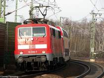 111 090 lehnt sich kurz vor erreichen des Bahnhofes Lehrte, mit ihrem RE nach Braunschweig, in die Kurve. Die Aufnahme entstand am 17.02.07