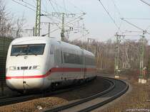 Ein ICE2 lehnt sich am 17.02 kurz vor dem Bahnhof Lehrte in die Kurve. Das Fahrziel ist Berlin Ostbahnhof.